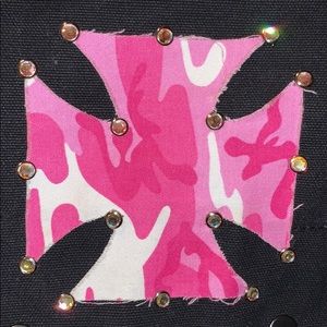 SOOO CHIC CROSS OR SADDLE BAG W. PINK CAMO CROSS‼️